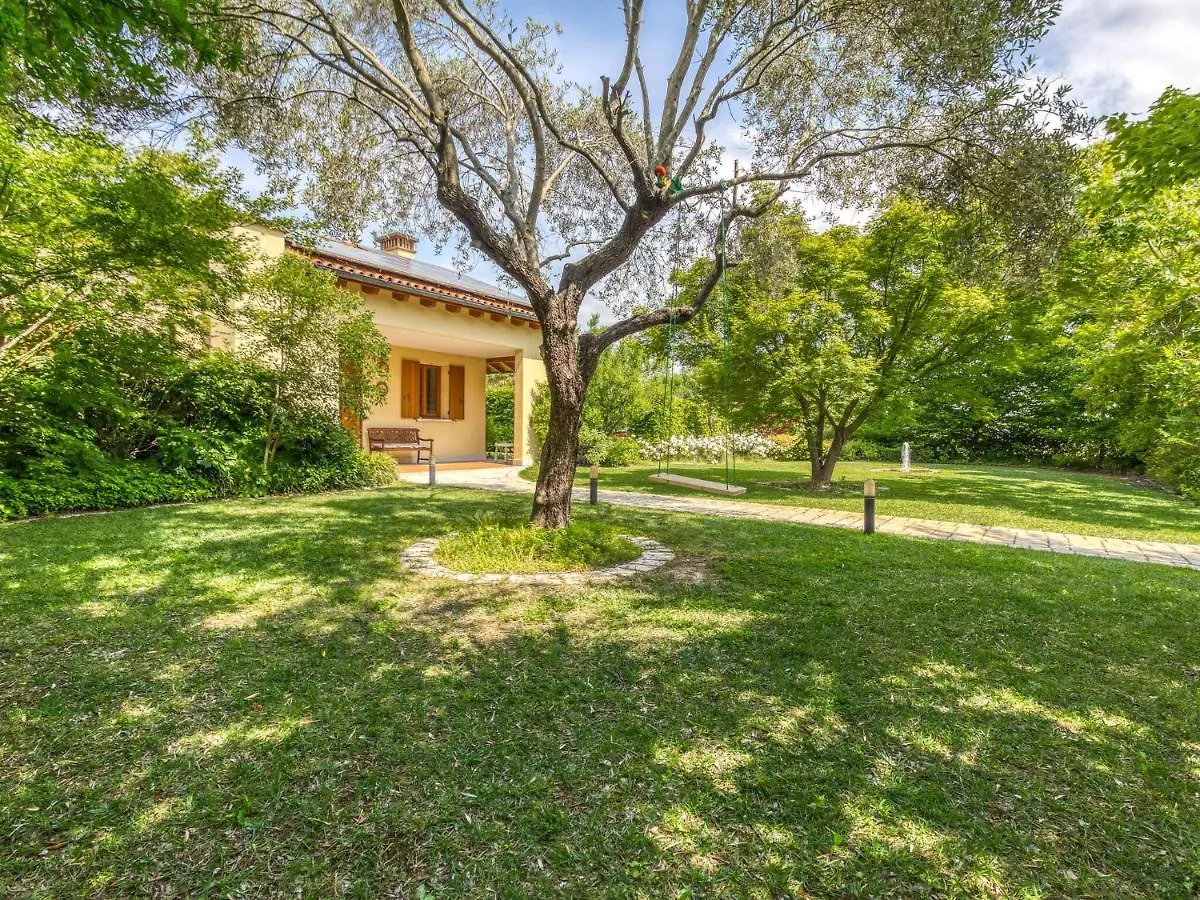 Beautiful Holiday Home In Zelarino With Pool